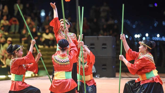 Sejumlah penari dari Sanggar Tari Sri Bangun Art menampilkan tarian Mije saat gelaran seni budaya Begenjoh 3.0 di Teras Samarinda, Samarinda, Kalimantan Timur, Sabtu (29/11/2025). Penampilan seni tari yang bertajuk Seni Paling Indah Selalu Lahir Dari Tanah Yang Dicintai itu menampilkan tujuh tarian asal Kutai yang bertujuan untuk melestarikan tarian adat Kutai. ANTARA FOTO/M Risyal Hidayat/foc.