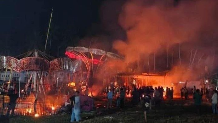 Pembakaran wahana bermain di Parimo.