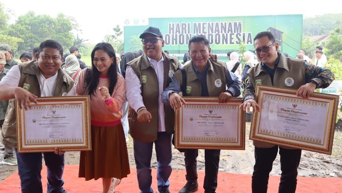 Pemberian penghargaan dari pemprov