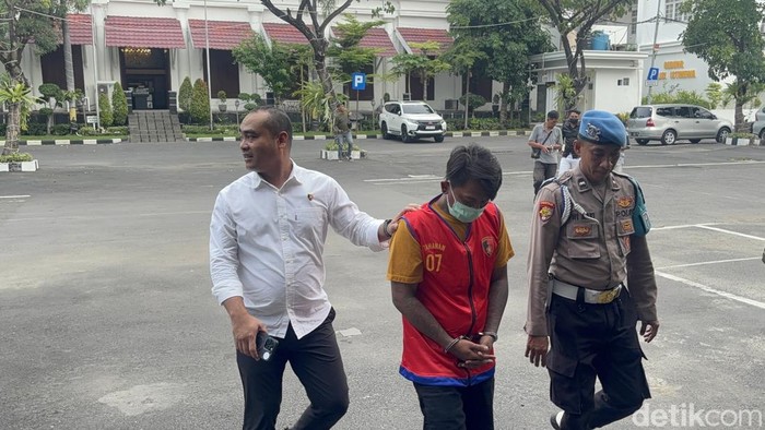 AK (40), pelaku penganiayaan pengunjung diskotek hingga tewas di Surabaya