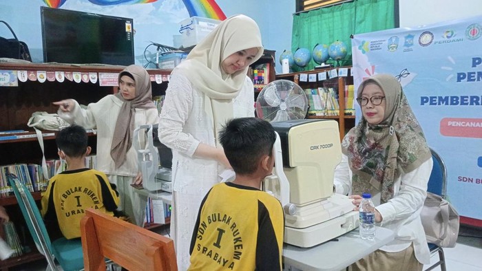Pemeriksaan mata pada anak di salah satu SD Surabaya.
