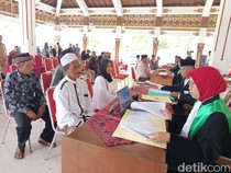 Momen Lega Puluhan Pasangan Siri di Magelang Kini Punya Buku Nikah