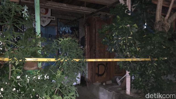 Penampakan teras rumah di Ketanggungan, Wirobrajan, Kota Jogja, TKP tempat penemuan mayat pagi tadi, Senin (1/12/2025). Penampakan teras rumah di Ketanggungan, Wirobrajan, Kota Jogja, TKP tempat penemuan mayat pagi tadi, Senin (1/12/2025).