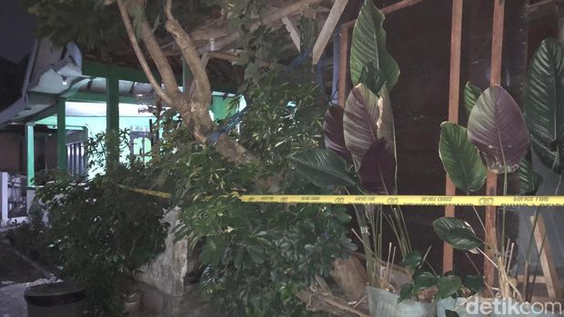 Penampakan teras rumah di Ketanggungan, Wirobrajan, Kota Jogja, TKP tempat penemuan mayat pagi tadi, Senin (1/12/2025). Penampakan teras rumah di Ketanggungan, Wirobrajan, Kota Jogja, TKP tempat penemuan mayat pagi tadi, Senin (1/12/2025).