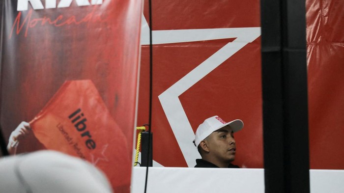 Suasana pemilihan umum di Honduras pada Minggu (30/11) berubah menjadi ajang unjuk semangat ketika para pendukung calon presiden Rixi Moncada dari Partai Kebebasan dan Refoundasi (LIBRE) memadati sejumlah tempat pemungutan suara di Tegucigalpa. REUTERS/Fredy Rodriguez