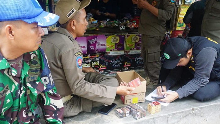 Penindakan rokok ilegal oleh Satpol PP Kabupaten Cirebon disejumlah warung