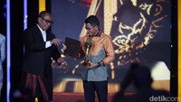 Ketua Komisi XII DPR RI Mukhamad Misbakhun menerima penghargaan Tokoh Integrator Kebijakan Ekonomi dalam detikcom Awards 2025 di Jakarta. Penghargaan diberikan atas kiprahnya menjembatani koordinasi kebijakan fiskal dan moneter di Indonesia.