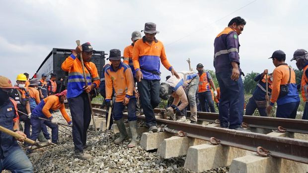 Perbaikan jalur rel kereta api lintas Medan - Binjai dampak dari banjir longsor di Sumatra Utara. (Dok. KAI)