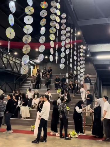 Pernikahan Gen Z Jasa kreator konten pernikahan ini membagikan suasana pernikahan ala gen z yang unik. Postingan tersebut langsung viral di Instagram.