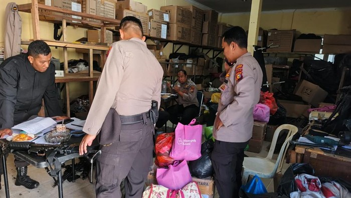 Personel polisi di Dumai patungan untuk membantu korban bencana di Sumbar