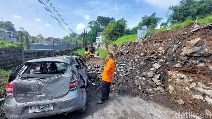 Petugas BPBD Bandung Barat Cek Kondisi Longsor yang Timpa Mobil