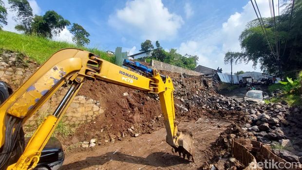 Petugas BPBD Bandung Barat Cek Kondisi Longsor yang Timpa Mobil