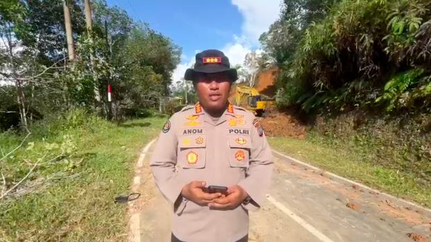 Petugas gabungan berupaya memulihkan kondisi wilayah terdampak banjir di Agam, Sumbar. Alat berat dikerahkan untuk membuka akses yang tertutup longsor. (dok Polda Riau)