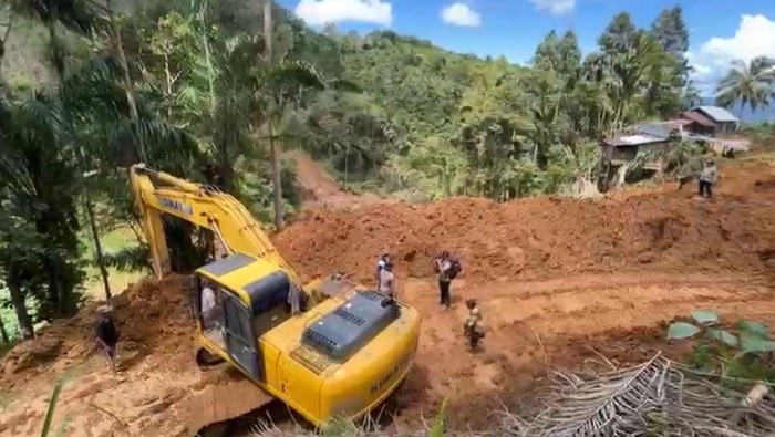 Petugas gabungan berupaya memulihkan kondisi wilayah terdampak banjir di Agam, Sumbar. Alat berat dikerahkan untuk membuka akses yang tertutup longsor. (dok Polda Riau)
