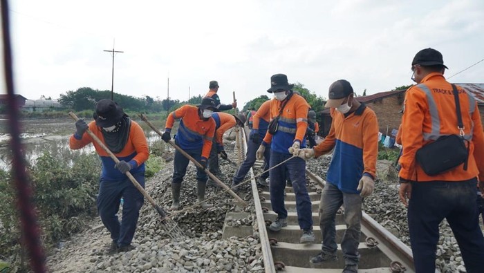 Petugas PT KAI Divre I Sumut lakukan perbaikan jalur rel yang longsor pasca banjir. (Dok. PT KAI)
