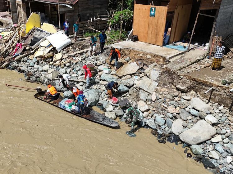 Petugas Salurkan Logistik Melintasi Sungai Deras di Nagan Raya