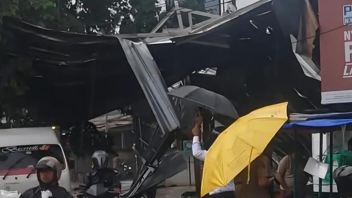 Atap rumah toko (ruko) ambruk dan pohon tumbang di Bogor, Jawa Barat (Jabar), usai diterjang hujan deras disertai angin kencang, Senin (1/12/2025).