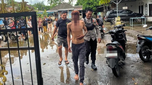 Polisi ketika mengamankan terduga pelaku pencurian beras di Desa Kotaraja, Kecamatan Sikur, Lombok Timur, NTB, Minggu (30/11/2025).