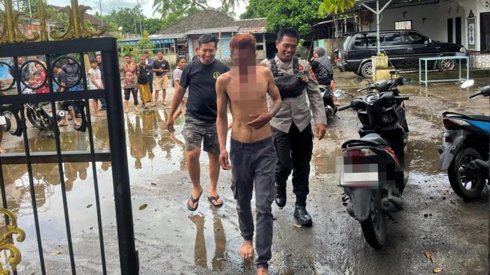 Polisi ketika mengamankan terduga pelaku pencurian beras di Desa Kotaraja, Kecamatan Sikur, Lombok Timur, NTB, Minggu (30/11/2025).