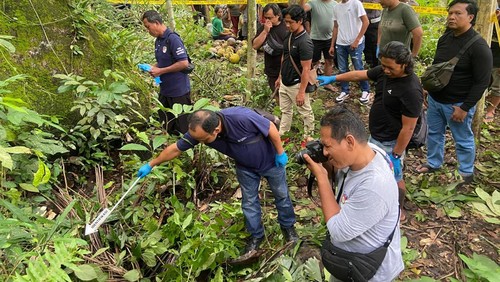 Polisi melakukan olah TKP terkait kasus pencurian brankas LPD Desa Adat Yeh Poh, Kecamatan Manggis, Karangasem, Bali, Minggu (30/11/2025). (Foto: Dok. Polres Karangasem)