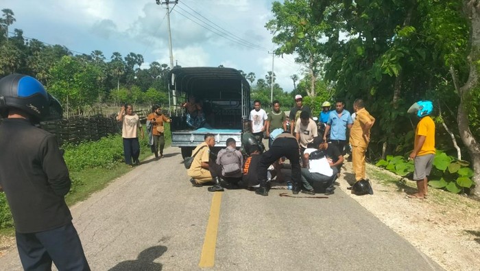 Polisi dan warga saat mengevakuasi Aipda Eliasar Beten (46) di lingkungan Namodale, Rote Ndao, NTT, Senin (1/12/2025).