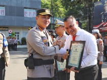 Kapolresta Malang Kota Ganjar Penghargaan Anggota Berdedikasi-Berprestasi