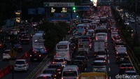 Arus mobilitas besar inilah yang membuat Jakarta terasa jauh lebih padat dibanding jumlah penduduk resminya.