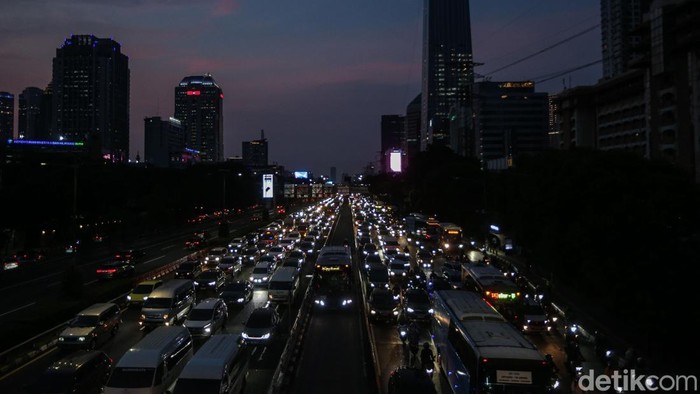 Kemacetan kembali mewarnai aktivitas warga di Jalan Gatot Subroto, Jakarta, Senin (1/12/2025). Deretan kendaraan tampak mengular di ruas jalan non-tol tersebut. Penyempitan lajur serta aktivitas naik–turun penumpang bus menjadi pemicu tersendatnya arus lalu lintas.