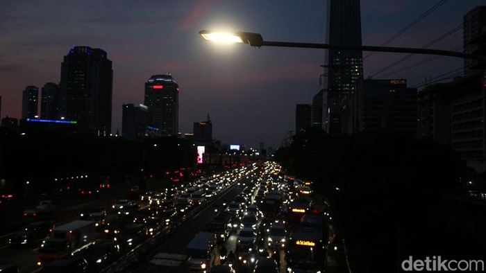 Kemacetan kembali mewarnai aktivitas warga di Jalan Gatot Subroto, Jakarta, Senin (1/12/2025). Deretan kendaraan tampak mengular di ruas jalan non-tol tersebut. Penyempitan lajur serta aktivitas naik–turun penumpang bus menjadi pemicu tersendatnya arus lalu lintas.