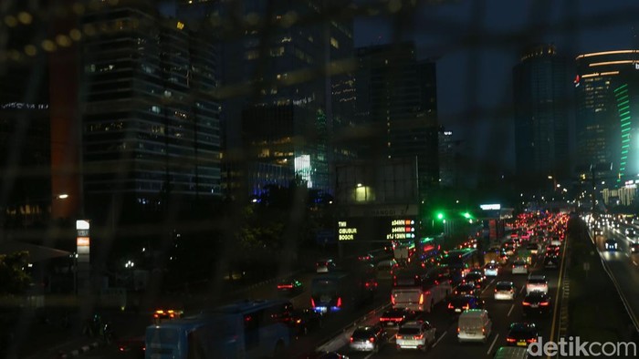 Kemacetan kembali mewarnai aktivitas warga di Jalan Gatot Subroto, Jakarta, Senin (1/12/2025). Deretan kendaraan tampak mengular di ruas jalan non-tol tersebut. Penyempitan lajur serta aktivitas naik–turun penumpang bus menjadi pemicu tersendatnya arus lalu lintas.