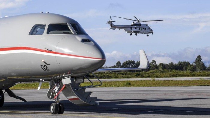 Helikopter Super Puma yang membawa Presiden Prabowo Subianto lepas landas menuju lokasi terdampak banjir di Bandara Raja Sisingamangaraja XII, Kabupaten Tapanuli Utara, Sumatera Utara, Senin (1/12/2025). Presiden Prabowo akan mengunjungi dapur umum, posko Basarnas, posko layanan kesehatan, posko trauma healing di lokasi terdampak banjir di Tapanuli Tengah. ANTARA FOTO/Galih Pradipta/bar