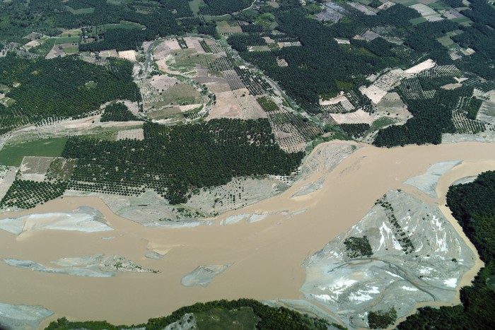 Pantauan udara kondisi Sungai Pagan pascabanjir bandang di Kabupaten Aceh Tenggara, Aceh, Senin (1/12/2025). ANTARA FOTO/Galih Pradipta