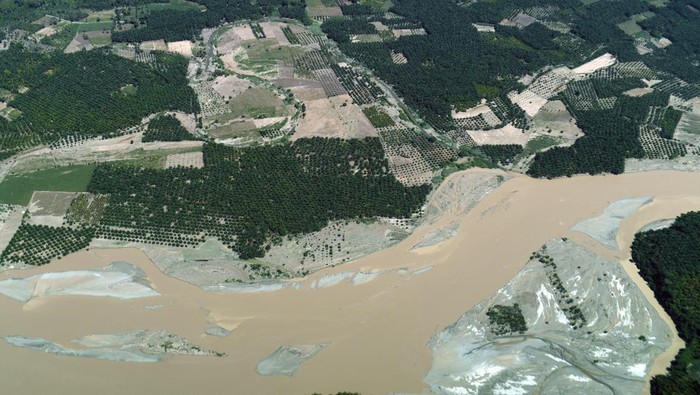 Pantauan udara kondisi Sungai Pagan pascabanjir bandang di Kabupaten Aceh Tenggara, Aceh, Senin (1/12/2025). ANTARA FOTO/Galih Pradipta
