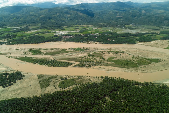 Pantauan udara kondisi Sungai Pagan pascabanjir bandang di Kabupaten Aceh Tenggara, Aceh, Senin (1/12/2025). ANTARA FOTO/Galih Pradipta
