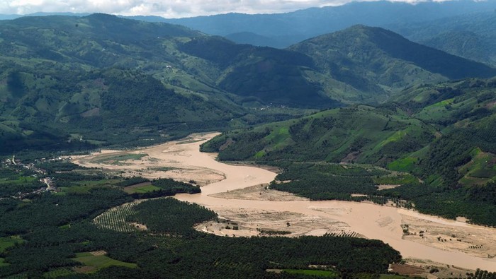 Pantauan udara kondisi Sungai Pagan pascabanjir bandang di Kabupaten Aceh Tenggara, Aceh, Senin (1/12/2025). ANTARA FOTO/Galih Pradipta