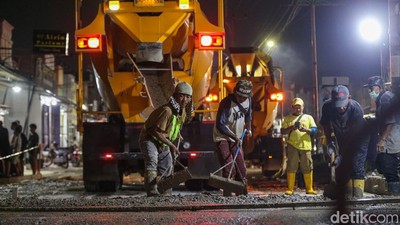 Potret Warga Tambun Cor Jalan - Bongkar Bangunan Tutup Drainase