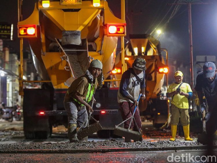 Potret Warga Tambun Cor Jalan - Bongkar Bangunan Tutup Drainase