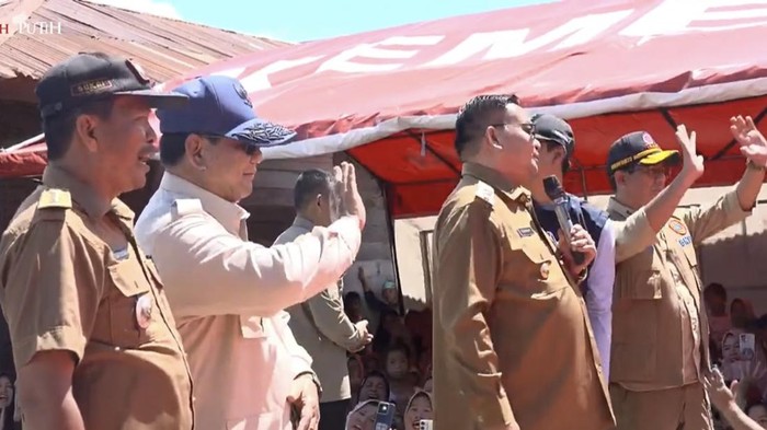 Prabowo menggelengkan kepala dan langsung mengangkat tangan saat mendengar ucapan Bupati Aceh Tenggara soal Presiden seumur hidup (dok. YouTube Setpres)