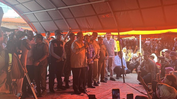 Prabowo saat berdialog dengan warga korban bencana di Padang Pariaman (Firda/detikcom)