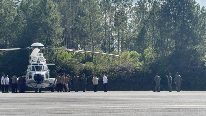 Prabowo tiba di Bandara Silangit usai meninjau lokasi terdampak bencana di Tapteng (Firda/detikcom)