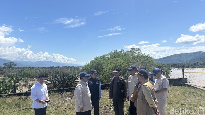 Prabowo Tinjau Jembatan Pantai Dona yang Terputus
