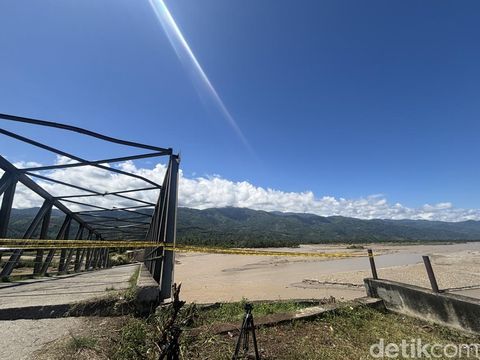 Prabowo Tinjau Jembatan Pantai Dona yang Terputus