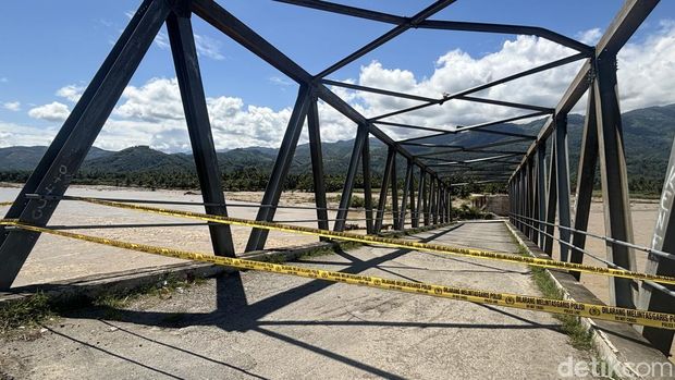 Prabowo Tinjau Jembatan Pantai Dona yang Terputus