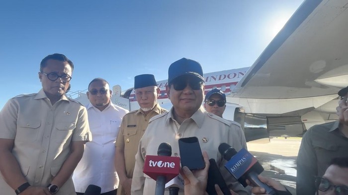 Prabowo usai tinjau korban banjir di Sumbar