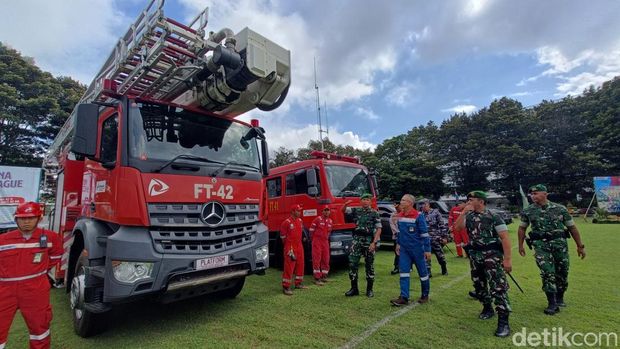 Prajurit TNI menjalani apel kesiapsiagaan sebelum mulai aktif penjagaan di Kilang Pertamina Cilacap, Senin (1/12/2025).