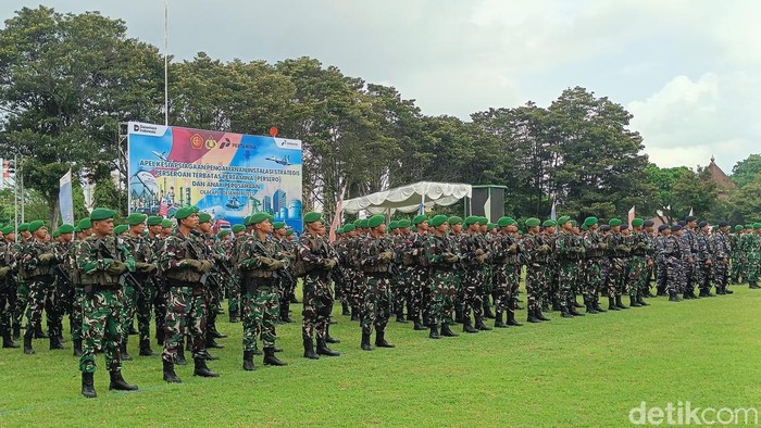 Prajurit TNI menjalani apel kesiapsiagaan sebelum mulai aktif penjagaan di Kilang Pertamina Cilacap, Senin (1/12/2025).