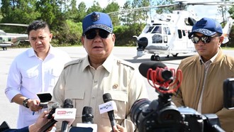 Prabowo Kunjungi Posko Pengungsian Korban Bencana Banjir di Sumut