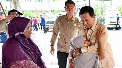 Momen Prabowo Sapa hingga Peluk Korban Bencana di Tapteng Sumut