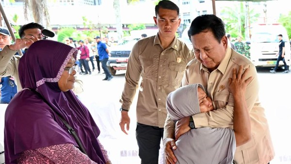 Momen Prabowo Sapa hingga Peluk Korban Bencana di Tapteng Sumut