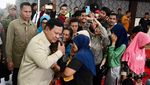 Momen Prabowo Sapa hingga Peluk Korban Bencana di Tapteng Sumut